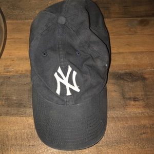 Adjustable adult yankee hat